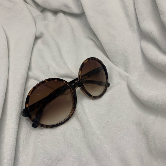 Round Retro Sunglasses - Picture 4 of 4